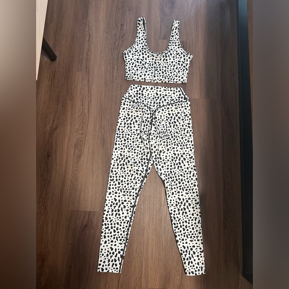 Balance Athletica Workout Set — Snow Leopard (White) - Picture 6 of 10